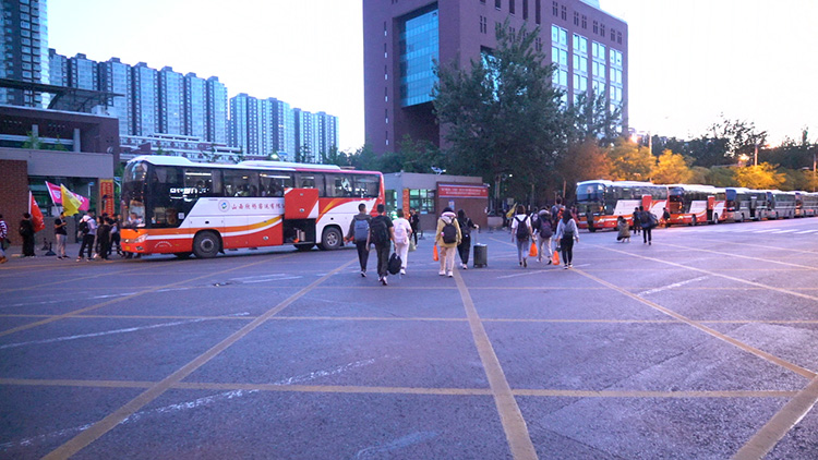 車隊(duì)集合完畢準(zhǔn)備出發(fā)